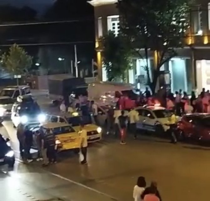 Park Halindeki Taksiye Ve Polis Aracına Çarpan Sürücünün Alkollü Olduğu Ortaya Çıktı