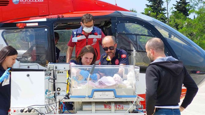 ’Parmak Bebek’ Ambulans Helikopterle Hastaneye Sevk Edildi