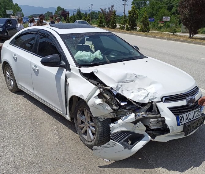 İ̇ki Araç Karayolunda Çarpıştı, 1 Kişi Yaralandı