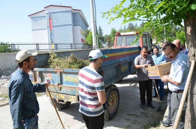 Daha Temiz Ve Yeşil Bir Emet İçin Belediye Ekipleri Sahada
