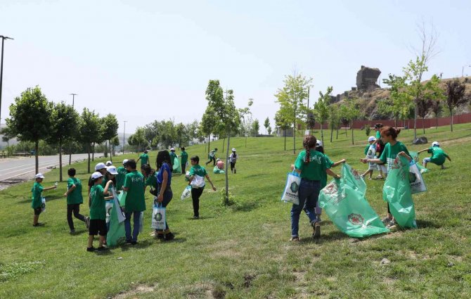 Öğrenciler “En Temiz Diyarbakır” İçin Sur Diplerini Temizledi