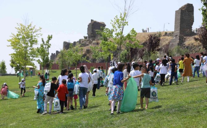 Öğrenciler “En Temiz Diyarbakır” İçin Sur Diplerini Temizledi