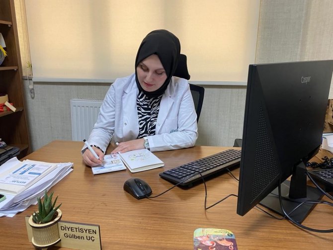 Diyetisyen Gülben Uç: “Günde Ortalama 3 Litre Su Tüketilmelidir”