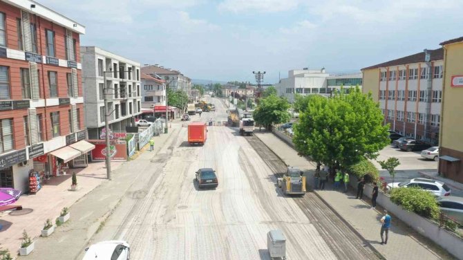 Bozuk Yollara Belediye Eli Değiyor