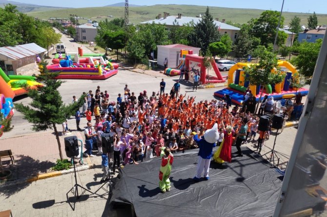 Elazığ’da Çocuklar Düzenlenen Şenlikte Doyasıya Eğlendi