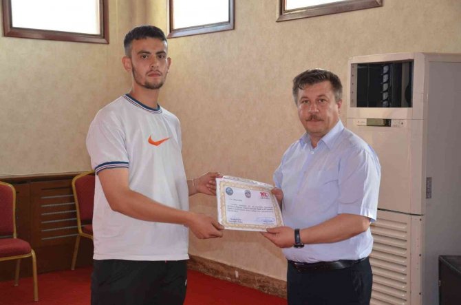 Emet’te Sanatçılar Onuruna Yemek Verildi