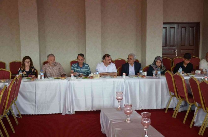Emet’te Sanatçılar Onuruna Yemek Verildi