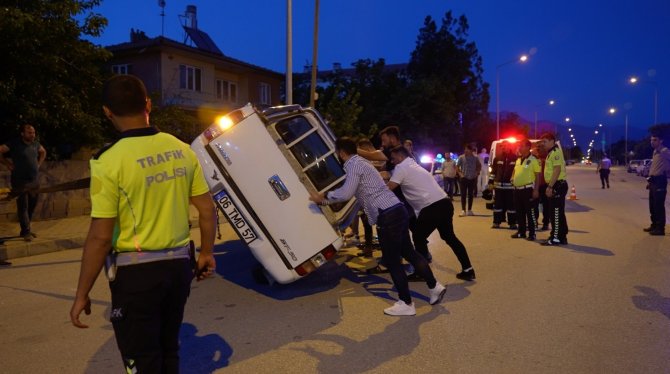 Refüje Çarpan Otomobil Ters Döndü: 1 Yaralı