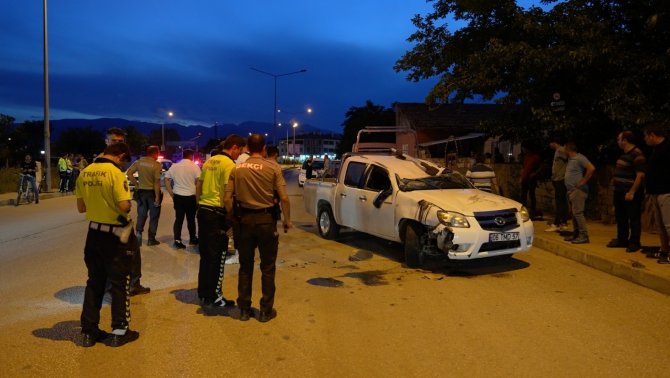Refüje Çarpan Otomobil Ters Döndü: 1 Yaralı