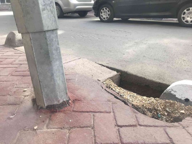 Kaldırım Göçüğü Direği Yamulttu