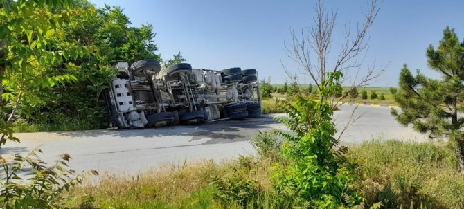 Virajı Alamayan Beton Mikseri Devrildi
