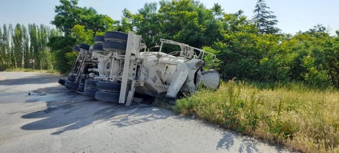Virajı Alamayan Beton Mikseri Devrildi