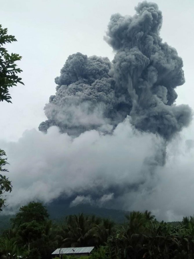 Bulusan Yanardağı Patladı, Halk Tahliye Edildi