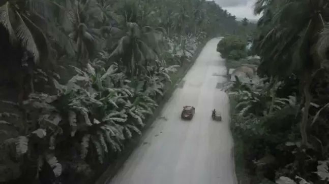 Bulusan Yanardağı Patladı, Halk Tahliye Edildi