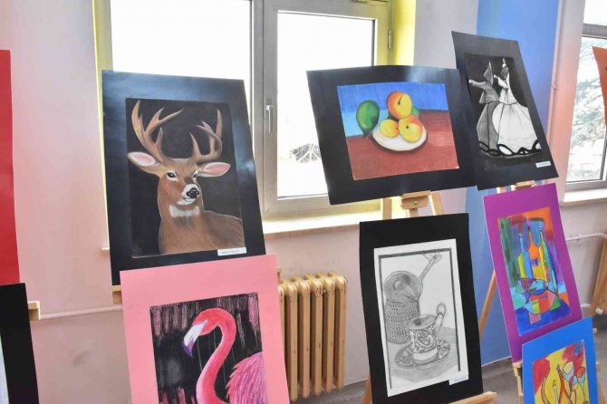 Öğrenciler, Resimlerini Sergiledi