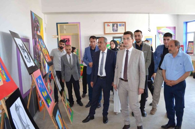 Öğrenciler, Resimlerini Sergiledi