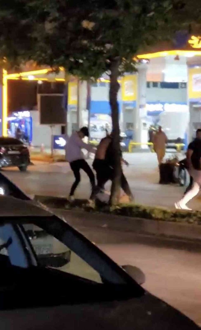 Esenyurt’ta Hesap Ödemeyen Gençleri Sokak Ortasında Dövdüler: O Anlar Kamerada