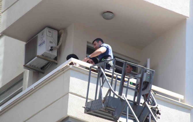 Eşyalarını Aşağı Atıp, Balkonda Keyif Yaptı, Polisi Ve İtfaiyeyi Alarma Geçirdi