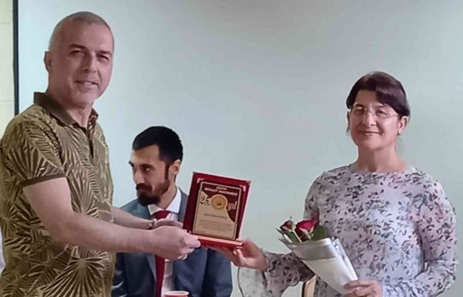 25 Yılını Dolduran Sağlık Çalışanlarına Plaket Verildi