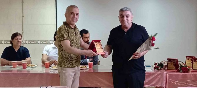 25 Yılını Dolduran Sağlık Çalışanlarına Plaket Verildi