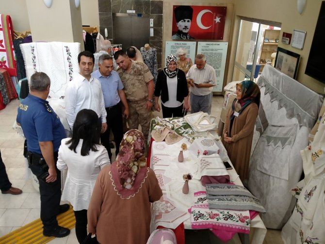 El Emeği Göz Nuru Eserlerini Sergilediler