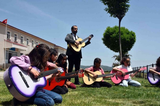 Köy Öğrencileri, Köy Öğrencilerine Gitarla Konserler Veriyor