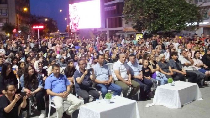 Burhaniye’de Halk Oyunları Ve Dans Gecesi Coşkusu