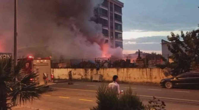İ̇zmir’de Akaryakıt İstasyonu Yakınında Korkutan Yangın