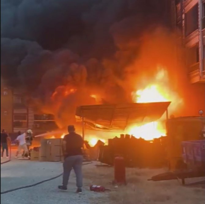 İ̇zmir’de Akaryakıt İstasyonu Yakınında Korkutan Yangın