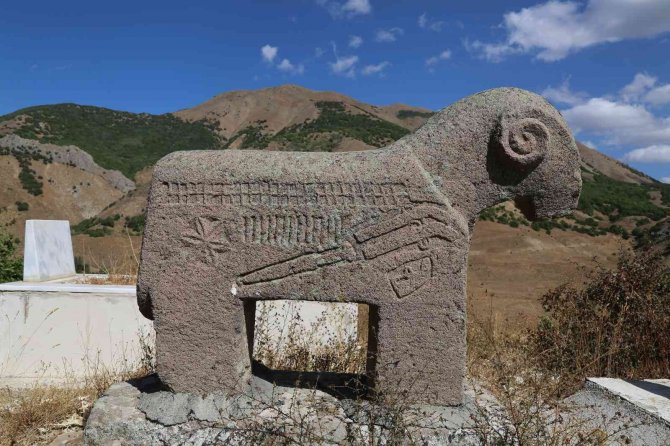 Tescilli Mezarlıkta Kaçak Kazı