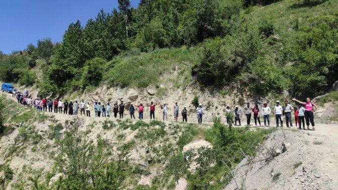 Kocabor Şelalesi’ne Ziyaretçi Akını