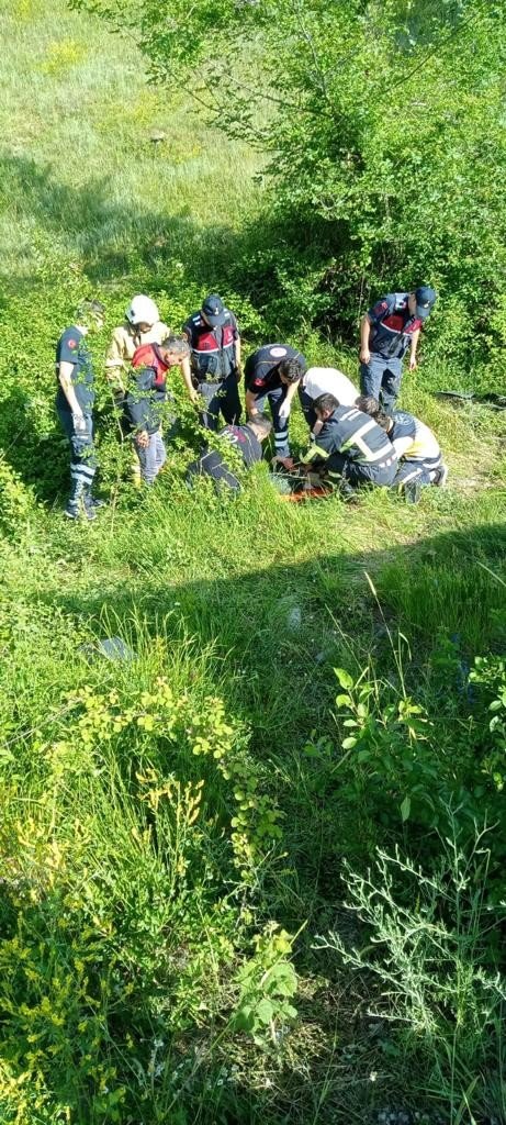 Otomobil Uçuruma Yuvarlandı: 3 Yaralı