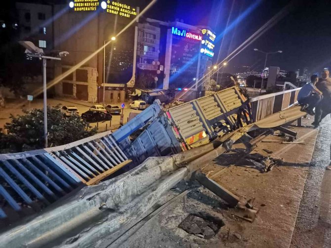 Karşı Şeride Geçip Otomobile Çarpan Kamyon Alt Yola Düştü: 1 Ölü, 5 Yaralı