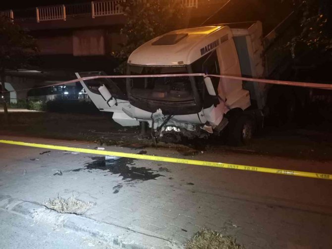 Karşı Şeride Geçip Otomobile Çarpan Kamyon Alt Yola Düştü: 1 Ölü, 5 Yaralı