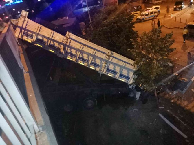 Karşı Şeride Geçip Otomobile Çarpan Kamyon Alt Yola Düştü: 1 Ölü, 5 Yaralı