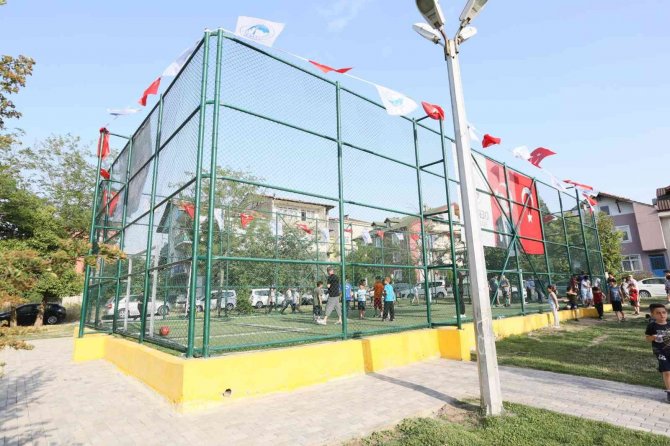 Derince’de Çocuklar İçin Spor Sahası Yapıldı