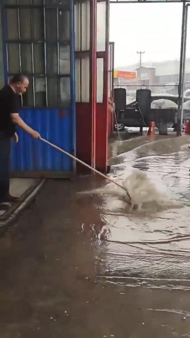 Kocaeli’de Sağanak Aniden Bastırdı, Caddelerde Su Birikintileri Oluştu