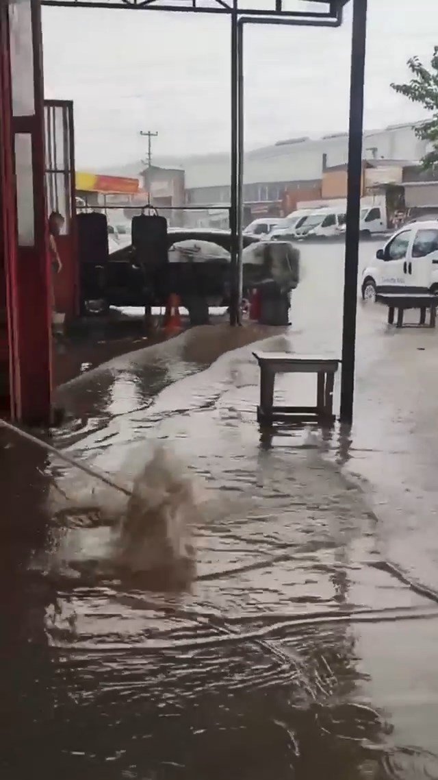 Kocaeli’de Sağanak Aniden Bastırdı, Caddelerde Su Birikintileri Oluştu
