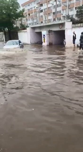 Kocaeli’de Sağanak Aniden Bastırdı, Caddelerde Su Birikintileri Oluştu