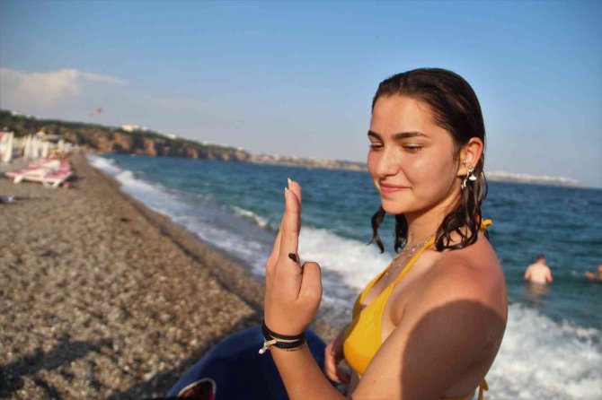 Konyaaltı Sahili’nde Denize Girenlerin Üstüne Zifti Andıran Bir Madde Yapıştı