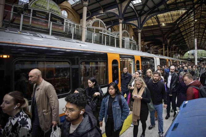 Londra’da Metro Çalışanları 24 Saatlik Greve Gitti