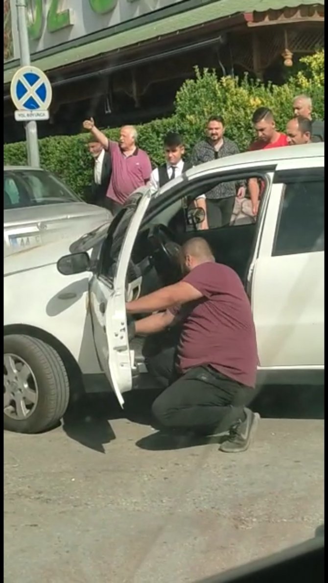 Seyir Halindeki Araç Alev Aldı, Sürücünün Yardımına Vatandaşlar Koştu
