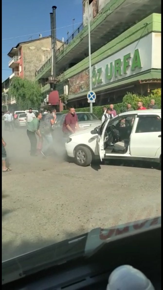 Seyir Halindeki Araç Alev Aldı, Sürücünün Yardımına Vatandaşlar Koştu