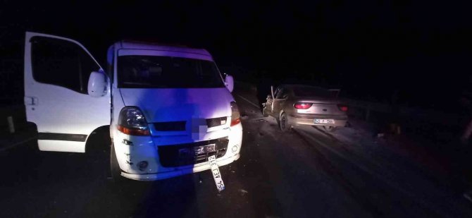 Alkollü Sürücü Önündeki Araca Çarptı: 4 Yaralı