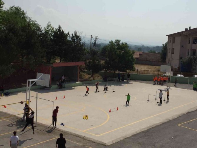 Köy Okulundaki Öğrencilere Spor Malzemesi