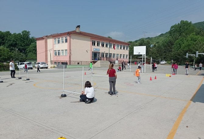 Köy Okulundaki Öğrencilere Spor Malzemesi