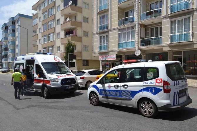 Motosiklet İle Bisiklet Kafa Kafaya Çarpıştı: 2 Yaralı
