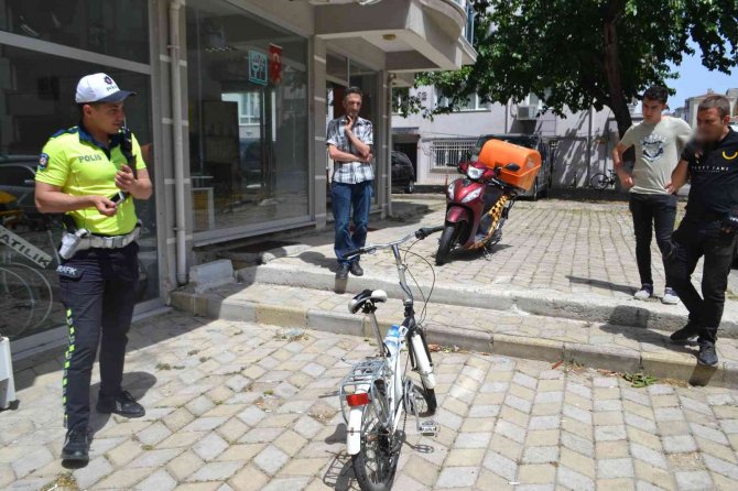 Motosiklet İle Bisiklet Kafa Kafaya Çarpıştı: 2 Yaralı