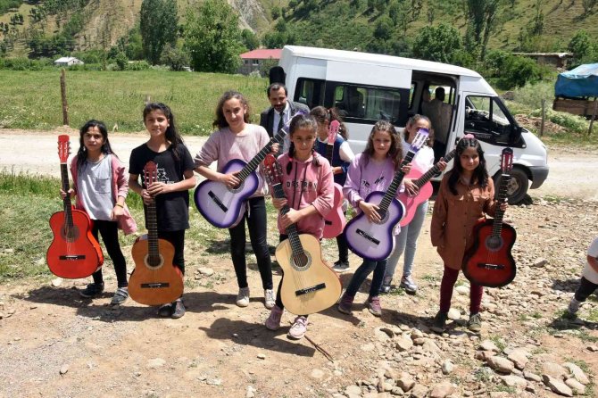 Köy Öğrencileri, Köy Öğrencilerine Gitarla Konserler Veriyor