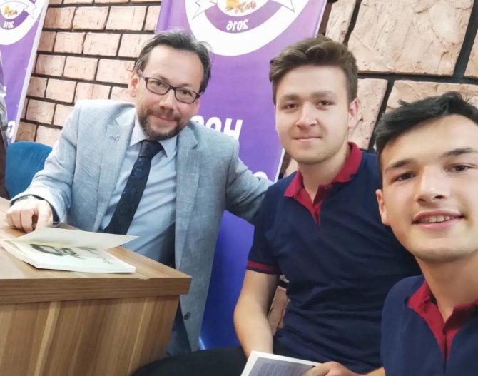 28 Yıl Önce Mezun Olduğu Okulda Yazdığı Kitaplarını İmzaladı